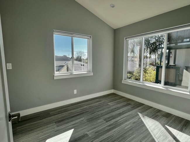 Building Photo - 620 Columbia St