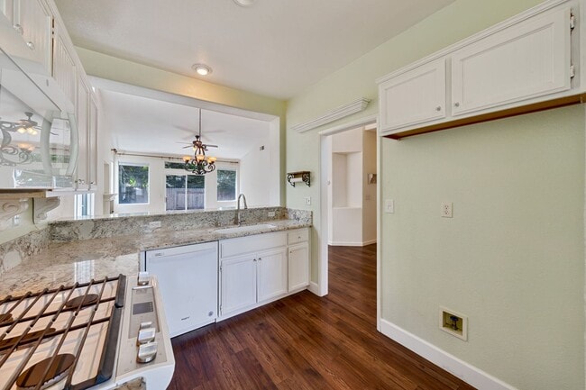 Building Photo - Charming 3-Bed Home in Prime Folsom Locati...