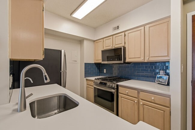 Building Photo - 4801 Fairmont Ave
