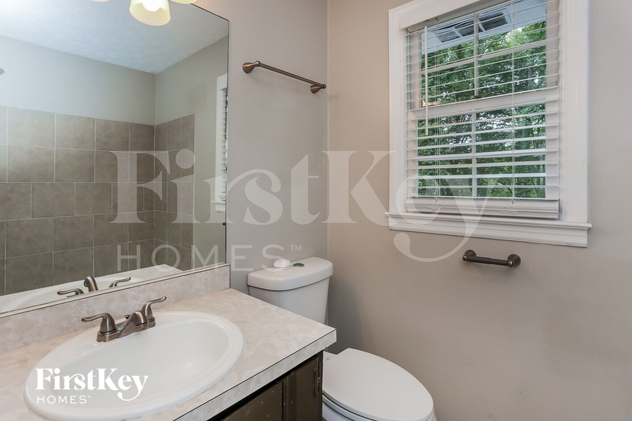 Building Photo - 3120 Oak Dr