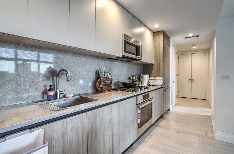 Building Photo - 151 Bay St