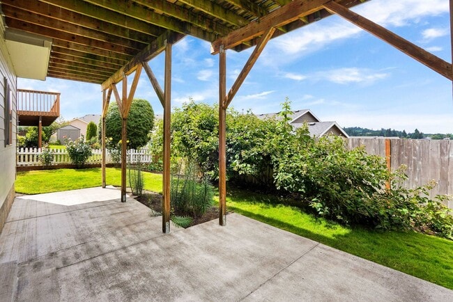 Building Photo - Spacious 4 bed, 3 bath home with sprawling views in West Salem