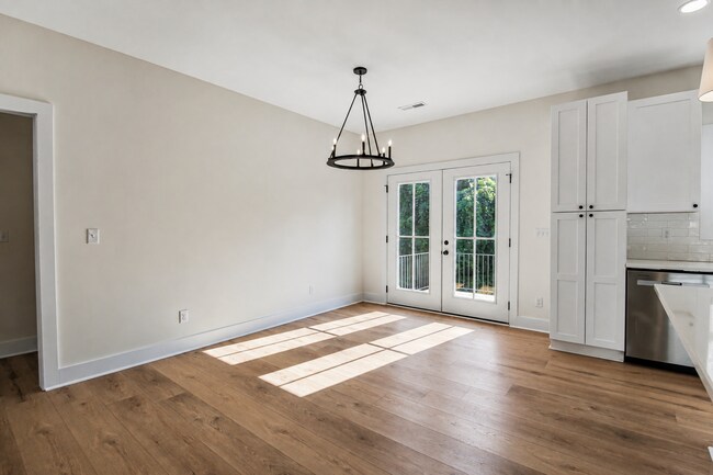 Building Photo - 511 Creekview Ln