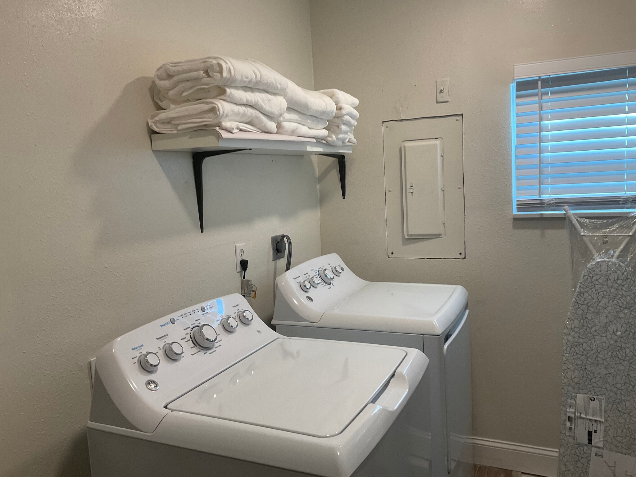 Laundry - 2692 Cedarbrooke Dr