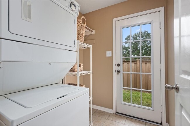Building Photo - 1602 Village Townhome Dr