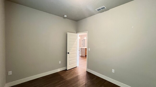 Building Photo - Available NOW! Adorable 4 Bedroom, 2 Bathr...