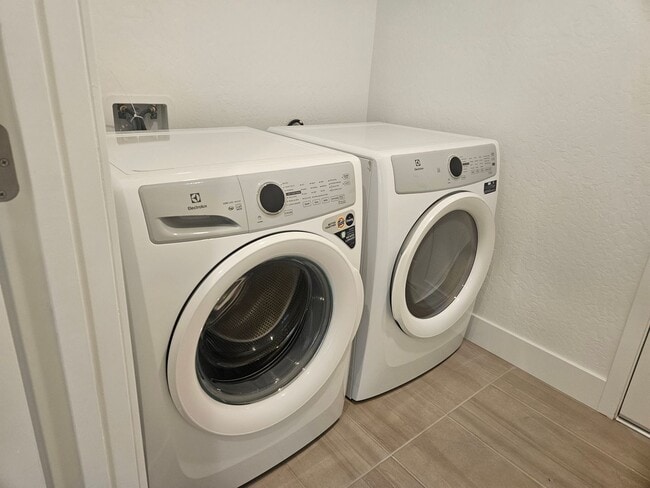 Building Photo - COMING SOON! Gorgeous 3/2 Town Home in Clovis with Solar!