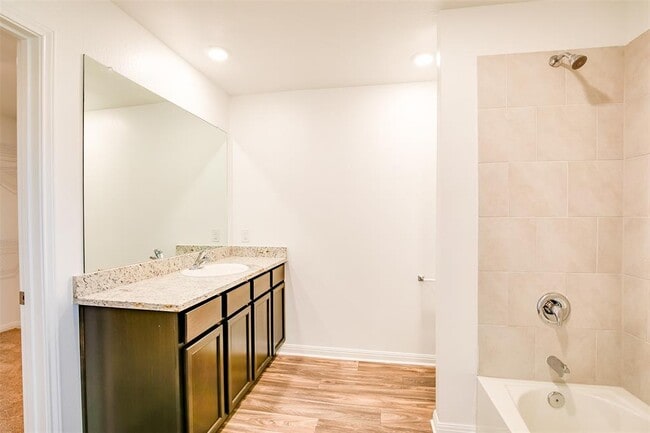 Building Photo - 609 Riverdale Dr
