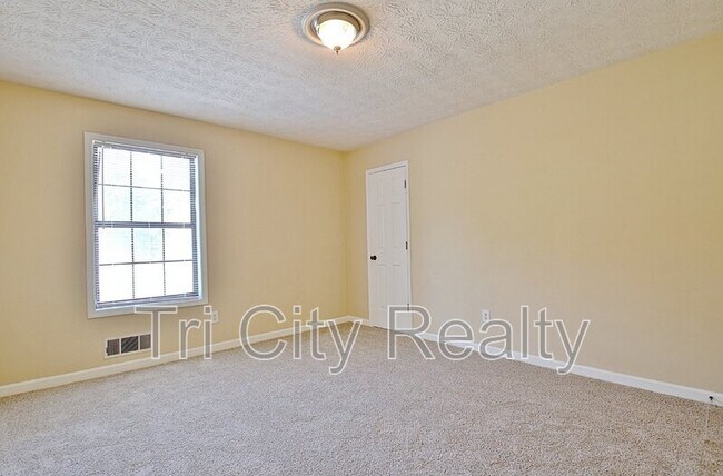 Building Photo - 220 Meadowbrook Ct