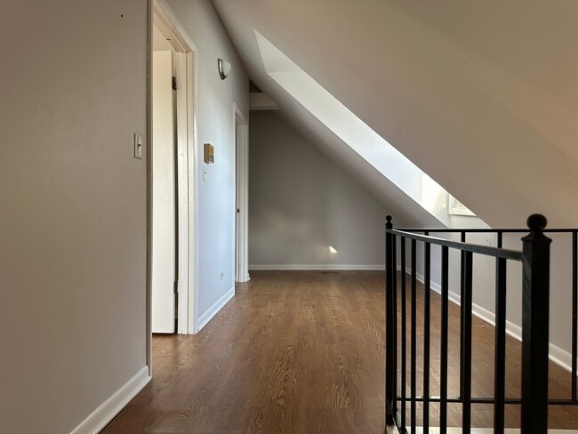 Building Photo - 2451 N Marshfield Ave