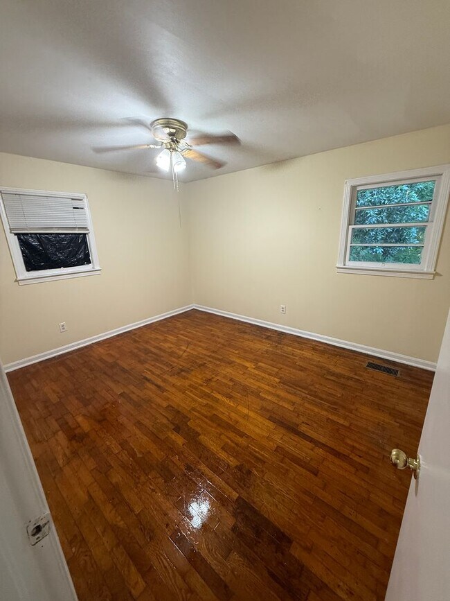 Building Photo - 3 Bedrooms, 1 Bathroom - House in West Rome!