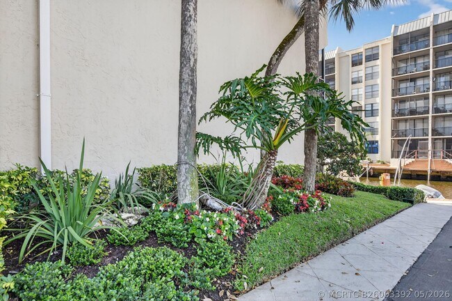 Building Photo - 8 Royal Palm Way