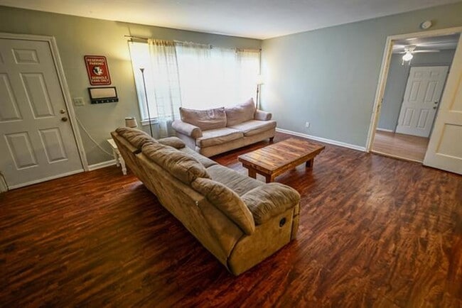 Building Photo - 4 bed 2 bath house,walk to the Stadium!! Available August 2026!