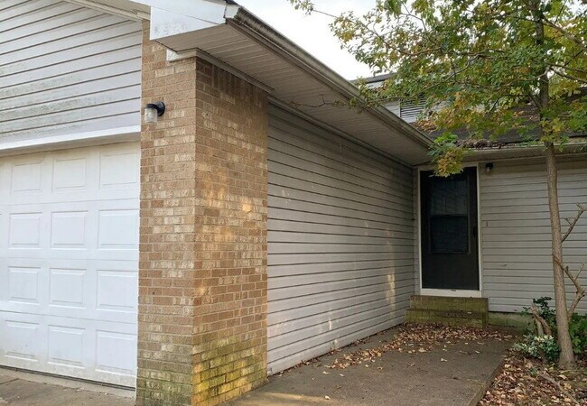 Building Photo - "Charming 3-Bedroom Retreat with Fireplace in Prime Jonesboro Location!"