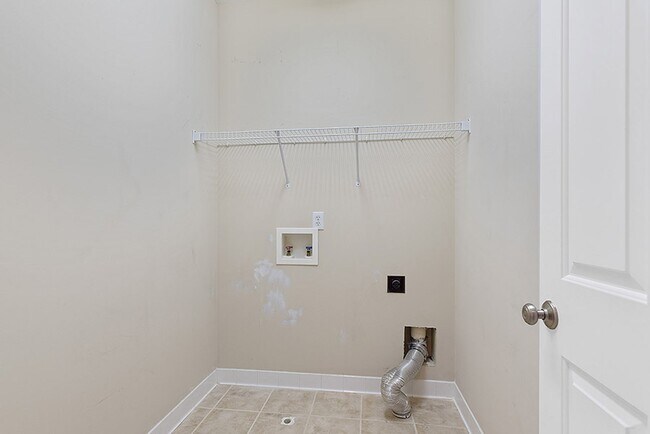 Building Photo - 3 Bed, 2.5 Bath Townhome in the heart of D...