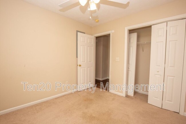 Building Photo - 39 Farmbrook Dr