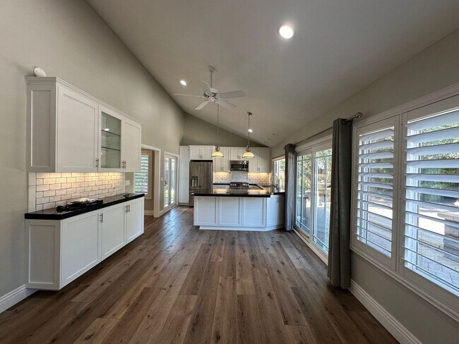 Building Photo - Stunning 4+2 Pool Home Home In Westlake Hi...