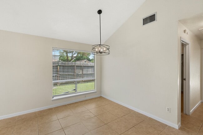 Building Photo - 5218 Beaverbrook Dr