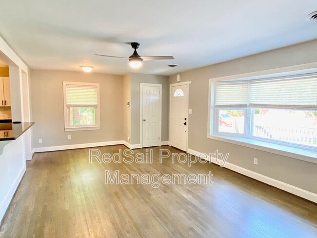 Building Photo - 10 Westlawn Dr