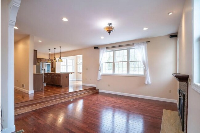 Building Photo - 4 Bedroom House For Rent