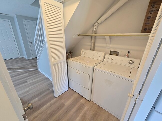 Building Photo - GORGEOUS TOWNHOME IN VIRGINIA BEACH