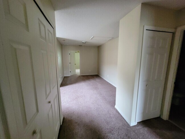 Building Photo - Winding River