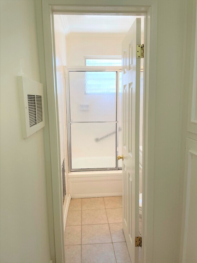 Building Photo - 4916 Hazeltine Ave