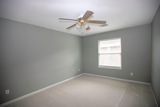 Building Photo - 3006 Reindeer Crescent