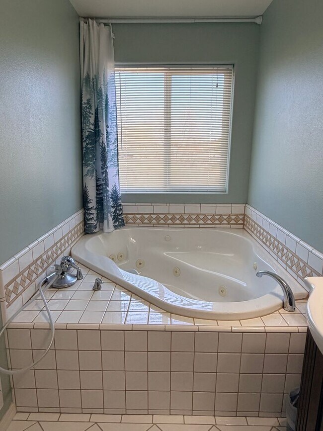 Building Photo - EPHRATA- 2+ bed/2 bath home with private deck w/ hillside views, d/w, a/c and garage! W/S/G paid!