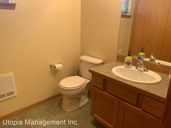 Building Photo - 2 br, 2.5 bath House - 4051 Eliza Ave #102