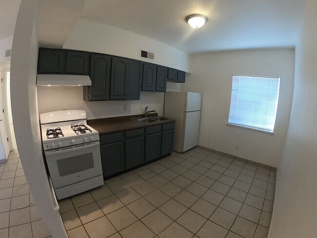 Building Photo - 305 N Almendra St