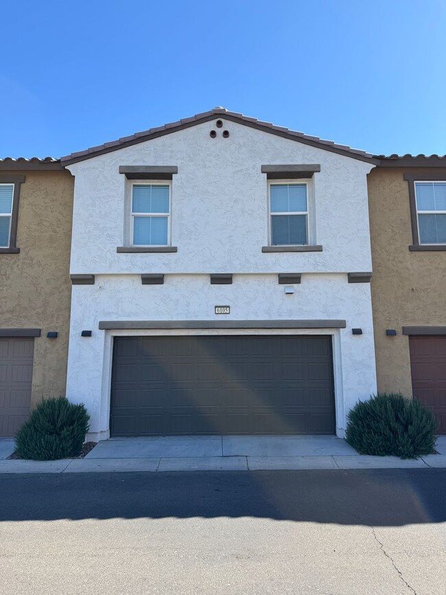 Building Photo - Beautiful newer townhome located in Tempe