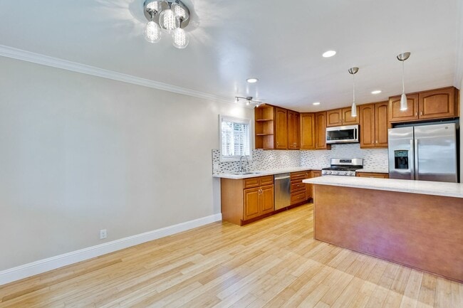 Building Photo - Updated 3 bedroom , 2 bath home in Mountai...