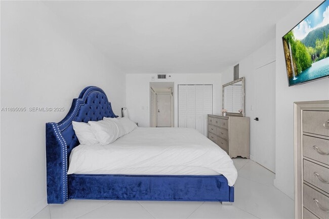 Building Photo - 7601 E Treasure Dr