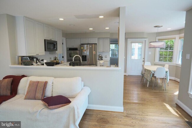 Building Photo - 4536 Fairfield Dr