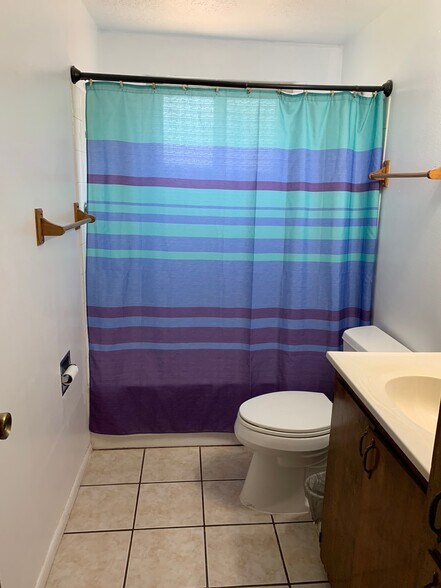 Bath - 3105 Valverde Dr NE