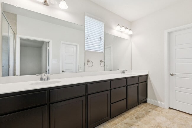 Building Photo - 913 Parkside Dr