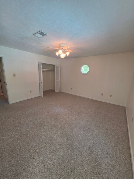 Building Photo - 307 Lakeside Dr