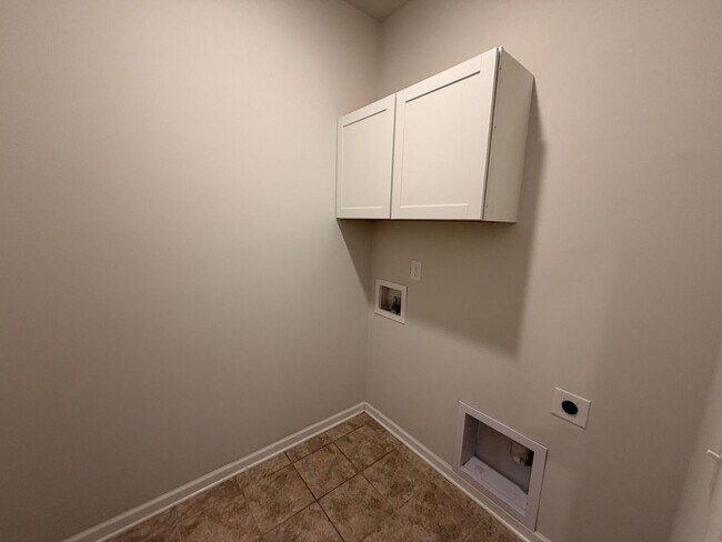 Building Photo - 1/2 Off First Month's Rent! Gorgeous 4 BR 2.5 Bath in Westlawn! Minutes from Veterans Parkway, Sh...