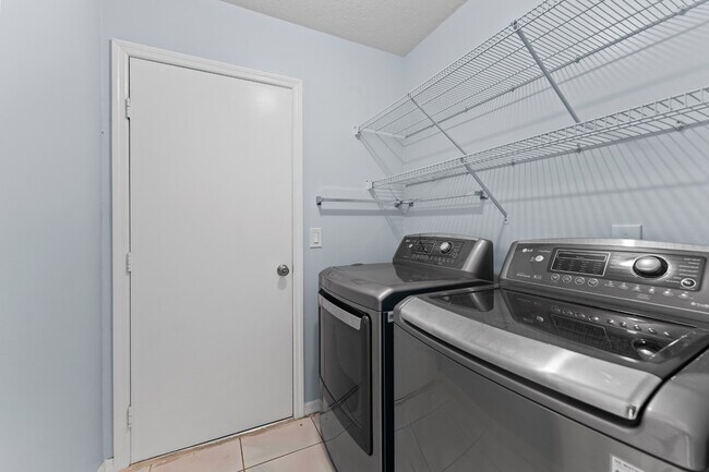 Building Photo - Absolutely stunning executive (LARGE) 3 BR / 2 BA / 2 Car Garage home in the highly sought after ...