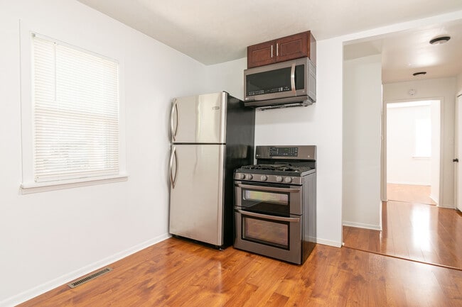 Building Photo - 3541 Blackstone Ave