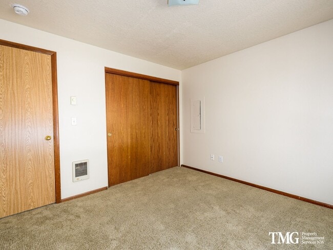 Building Photo - Don’t miss out on this spacious 2-bedroom duplex with premier outdoor space!