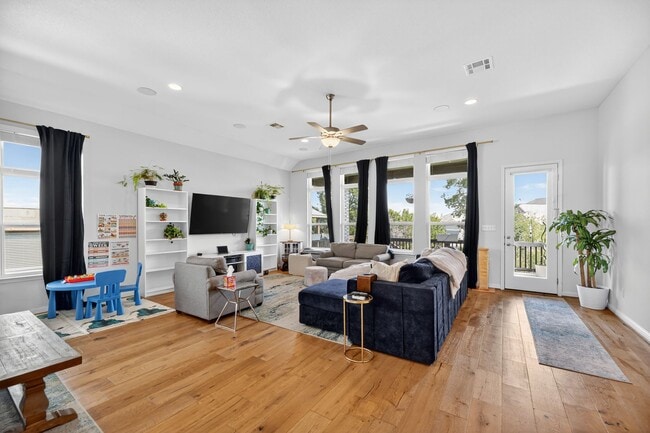 Building Photo - GATED COMMUNITY - 3 BEDROOM