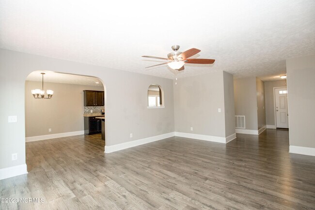 Building Photo - 111 Lightwater Dr