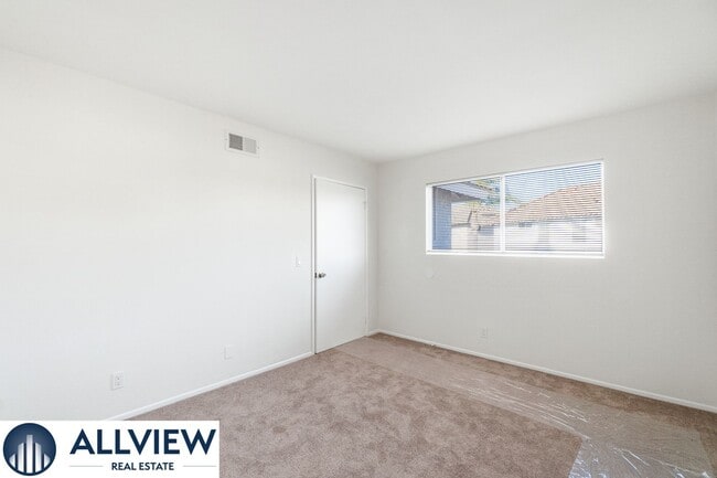 Building Photo - Gorgeous, updated 3 bed, 2 bath home in th...