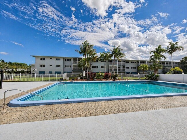 Building Photo - 950 Hillcrest Dr