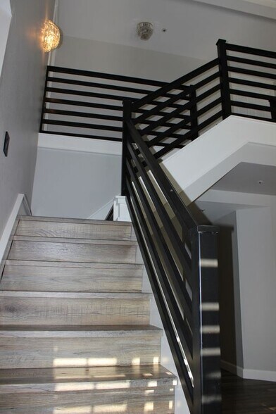 Building Photo - 9165 1/2 Noble Avenue