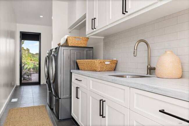 Building Photo - 987 Mark West Springs Rd