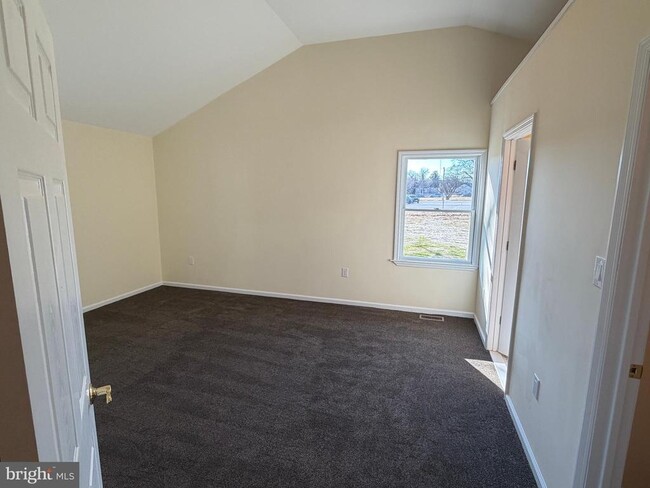 Building Photo - 15 W Floral Ave