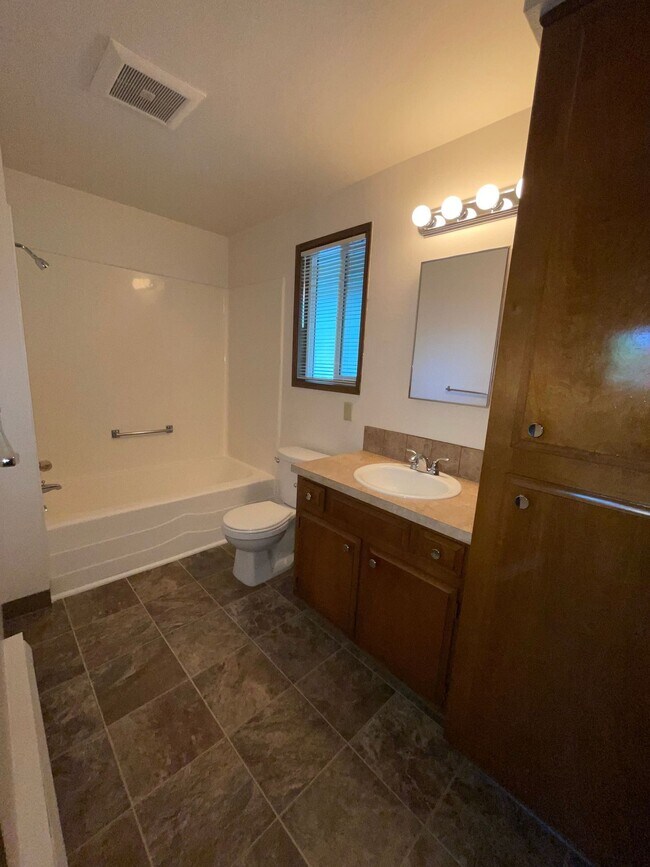 Building Photo - Rent Special!! 2-bedroom Single Level Apartment